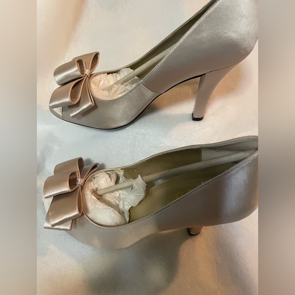 Me Too Satin covered heels in champagne